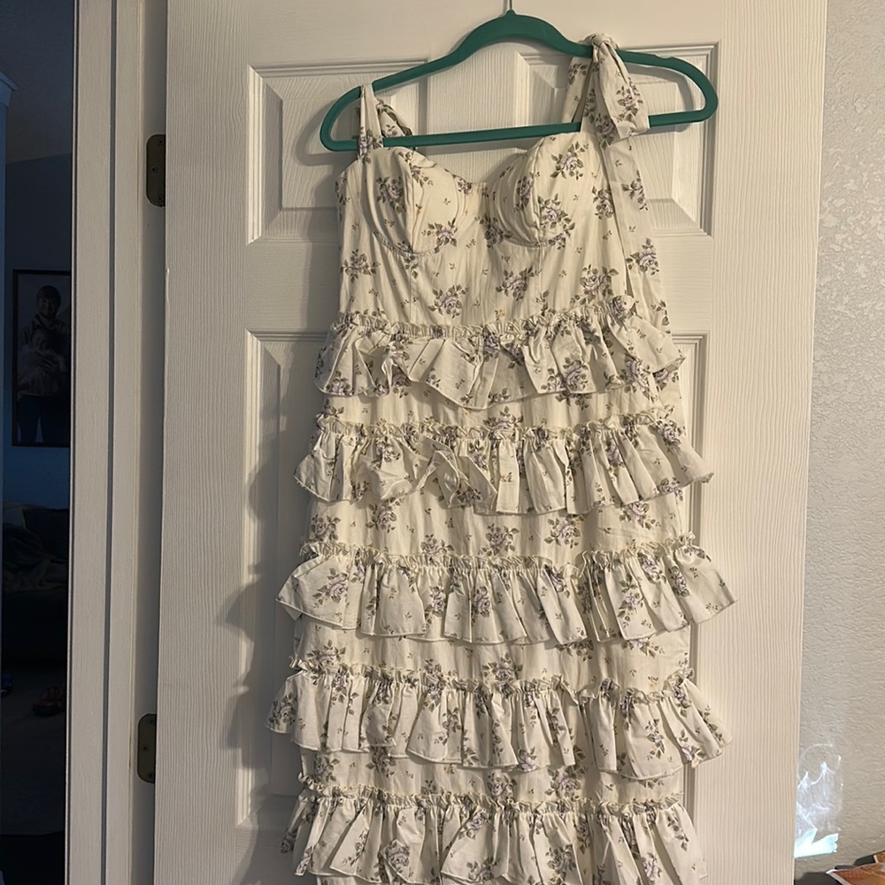 Crème floral dress, new with tags. Has tie shoulder straps. Shoot me an offer
